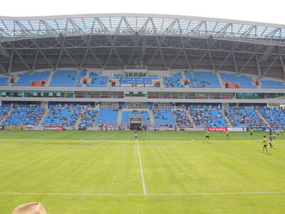 Les stades modernes sont aussi des centres de données : caméras, capteurs, tracking… chaque mouvement nourrit les algorithmes