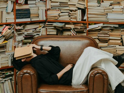 Memórias Póstumas de Brás Cubas foi lançado em 1880 e marca o começo do movimento realista no Brasil. Como era comum na época, foi lançado em capítulos na Revista Brasileira semanalmente. A obra, transformada em filme no ano de 2001, estrelado por Reginaldo Faria, é válido para se familiarizar com a história, mas seria impossível transmitir todas as ironias machadianas em um filme



