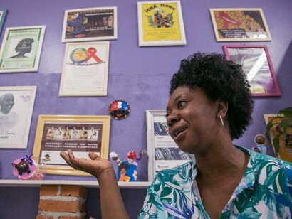 A psicóloga Simone Cruz, dirigente da Associação Cultural de Mulheres Negras do Rio Grande do Sul (ACMUN), que atualmente coordena uma pesquisa sobre os efeitos do racismo na saúde mental dessas mulheres. “Às vezes nós somos extremamente desqualificadas nos espaços, então a falta de reconhecimento do racismo é muito ruim para a saúde mental de todas as pessoas negras”