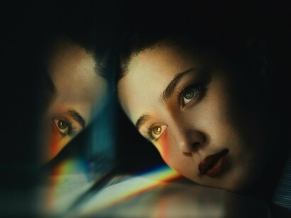 Entretanto, existe uma linha tênue entre manter a ética profissional e assumir o papel de conselheiro psicológico. Pouco a pouco, quase sem perceber, eu já não estava participando de sessões reais de Terapia Comportamental Dialética (DBT), mas sim recebendo orientações sobre “o que fazer”, “como falar” e “de que maneira agir no mundo”. Assim, formou-se uma relação de co-dependência entre paciente e psicóloga, atravessando tanto o âmbito pessoal quanto o profissional