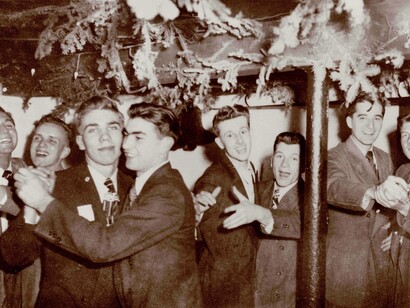 “Bob Schinlitze, Dick Adamo, Ray Muns, Geo V Wishnevsky, Phil Klein, Matty Scott, Pete...”, fotografia, circa 1950 110 × 78 mm, provenienza: USA, courtesy of the Nini-Treadwell Inc. © 2025 “Loving II" by 5 Continents Editions