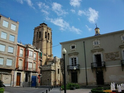 Ayuntamiento e iglesia de las Santas Justa y Rufina en Orihuela, Alicante, España