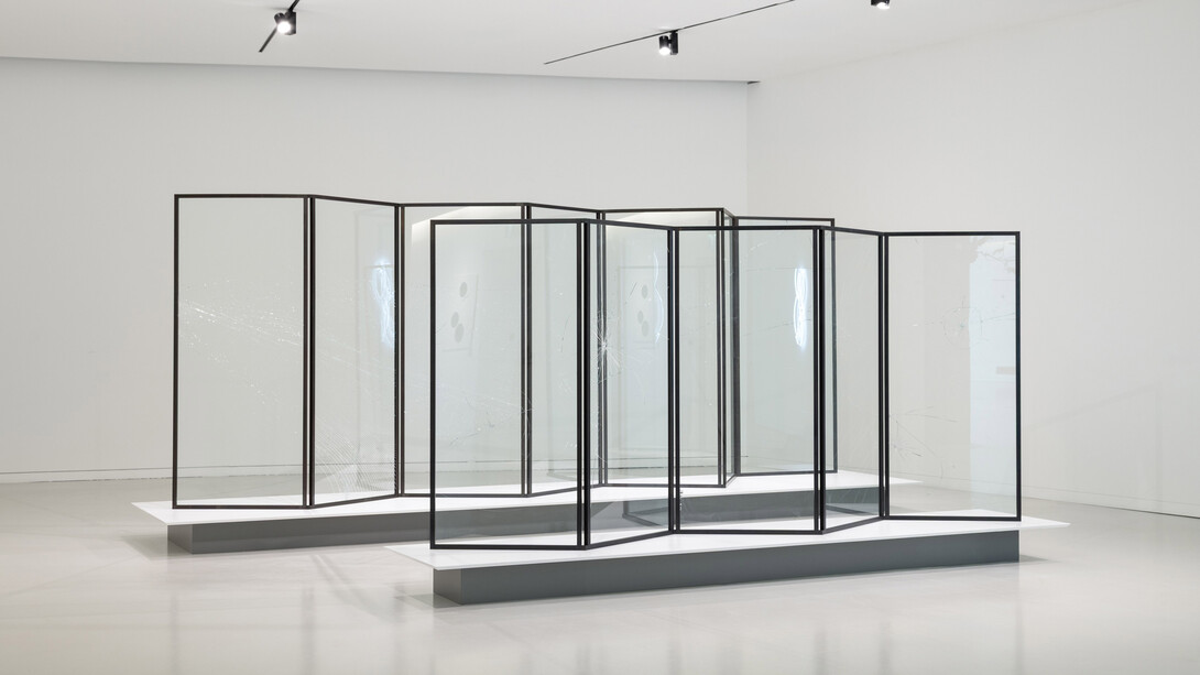 Cerith Wyn Evans, Formas no espaço… pela luz (no tempo), vista da exposição. Cortesia do MAAT