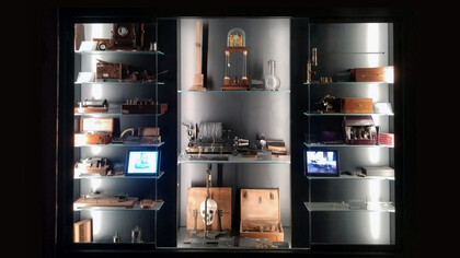 Esposizione di strumenti situati nella sala 2 del Museo di antropologia criminale Cesare Lombroso di Torino, Italia