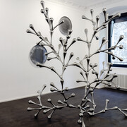 Loris Cecchini und Andrea Mastrovito, Sub limine – Die macht der schöpfung, ausstellungsansicht. Mit freundlicher genehmigung der Luisa Catucci Gallery