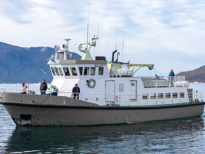 À Narsaq au Groenland, les liaisons maritimes locales assurent la vie quotidienne, mais s’inscrivent désormais dans un espace arctique convoité, où infrastructures civiles et intérêts stratégiques se superposent