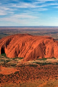 Uluru, noto anche come Ayers Rock, è un monolite di arenaria situato nel cuore del deserto australiano, considerato uno dei simboli più iconici dell'Australia. Monolito Urulu, Territorio del Nord, Australia