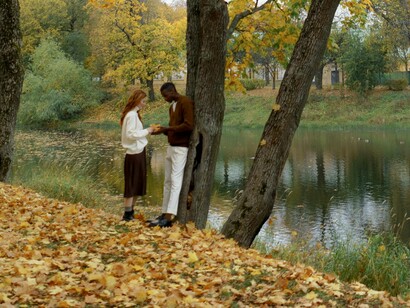 No dia seguinte, ele acordou, conferiu a hora e saiu de casa tentando cumprir o tempo do dia anterior. Então, chegando no ponto do encontro, a viu saindo do carro e vindo em sua direção. Quando se cruzaram, ela foi direto pegar em sua mão. E assim seguiram, caminhando mais um dia tal qual um casal apaixonado