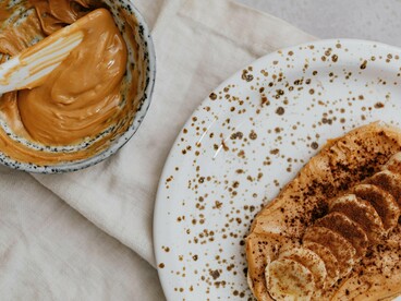 Quem vai querer comprar banana? Então, façamos um trato: sempre que você se sentir um tanto triste e abstrato, coma uma dessas variadas formas de energia inesgotável e saia encarando a vida de peito aberto e gritando aos quatro cantos do mundo: nós temos banana para dar e vender