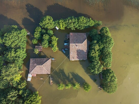 Una foto aerea di una casa completamente allagata e isolata a seguito dell'alluvione del maggio 2023 che ha colpito l'Emilia Romagna, Italia