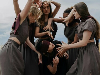 No livro da Dança, muitas verdades estão escritas, muitas lições de vida, histórias vivas revividas no corpo, muitas orientações para aquelas que buscam no mover da vida, um mecanismo sensível de expressar sentido na forma, sem precisar de nada falar. Fomentando a Dança entre elas e a natureza, mulheres rurais 50+ encontrarão o remédio, o antídoto para as dificuldades físicas, mentais, emocionais, para aquilo que está desregulando seus sistemas fisiológicos corporais, muitas vezes, aquilo que não foi possível expressar, que não foi possível ser dito, compreendido, superado por elas