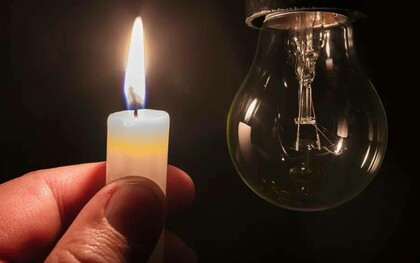 Notícias verbais e boatos de toda a parte, confundem: dizem não haver luz em todo o mundo; na farmácia, no supermercado, ao contrário, dizem que não, que isso foi apenas na Europa pois, o Brazil e a América não foram afetados... sim, a menina de um minimercado brasileiro, impecável, dizia isso mesmo ao angolano do supermercado varejista logo em frente, português! 