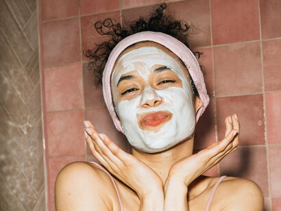 O mercado mais dermatológico se fundiu aos poucos com a cosmética pela necessidade de praticidade. A diferença entre os dois é que o objetivo dos produtos dermatológicos tem o foco no tratamento ou até mesmo na recuperação da pele em caso de alergias ou doenças. Já a cosmética não tem o objetivo de tratar, apenas de maquiar e dá um resultado quase que instantâneo na pele para "maquiar" a situação. Isso mudou quando produtos como batons com ativos hidratantes e protetor solar com cor começaram a surgir, fundindo assim as duas vertentes em um produto que trouxe, acima de tudo, praticidade





