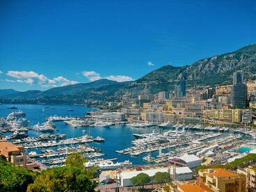 Vitrine de prospérité : sous le soleil méditerranéen, le luxe et la tranquillité masquent les fractures économiques d’une société à deux vitesses