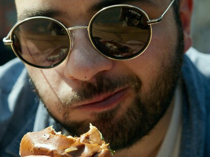 Marcaram em um restaurante de mesinhas na calçada — em Portugal seria “na esplanada” — e ali se puseram a conversar e saciar as mútuas curiosidades sobre a vida de um e do outro

