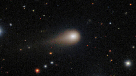 Color photo of 3I/ATLAS by the Gemini South Observatory on 27 August 2025, showing its fuzzy coma and tail