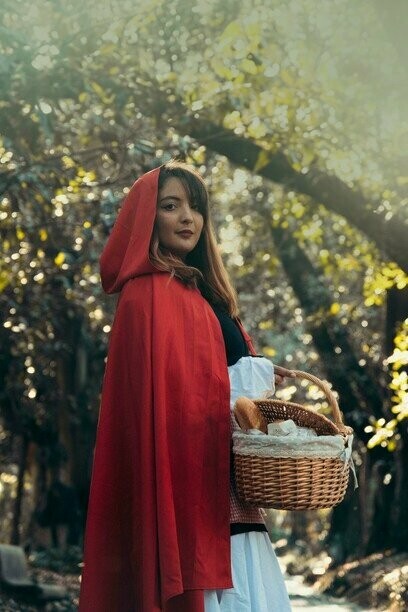 o Pinóquio reinscreve-se dramaticamente no contexto da Itália de Mussolini (Pinóquio de Guillermo del Toro, 2022); Into the Woods/Caminhos da Floresta (2014), de Rob Marshall, entretece várias histórias (Cinderela, Capuchinho Vermelho, Jack e o Pé de Feijão, Rapunzel) e explora as hipóteses colocadas pelos desejos das personagens e as suas consequências; Shrek (2001-2010), da DreamWorks, satiriza e subverte os contos de fadas clássicos, tendo um ogre como herói e desconstruindo a ideia de "felizes para sempre"… a lista é interminável, vertiginosa (Umberto Eco)