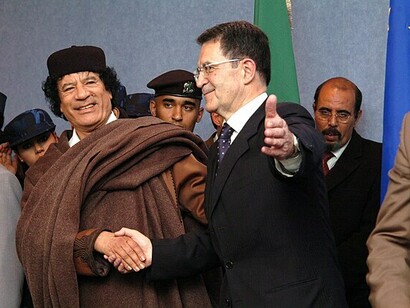 Muammar al-Gaddafi met Romano Prodi, President of the EC. It was the first visit by Colonel Gaddafi outside Africa and the Middle East since 1989