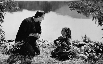 La comparación entre la novela de Shelley y la película de Del Toro revela dos modos muy distintos de entender la tragedia de Frankenstein