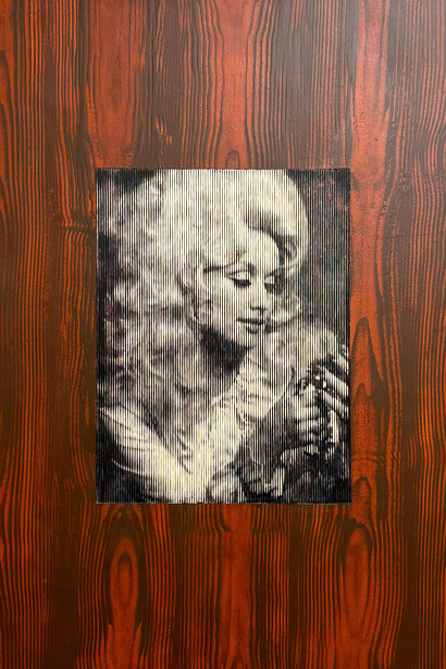 Morgane Ely, Dolly Parton I, Gravure sur bois bombée et encrée et peinture acrylique (détail), 2025. Per gentile concessione della Galerie Prima