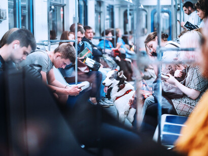 Scènes quotidiennes d’un présent hyperconnecté où la technologie s’impose même dans le silence