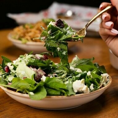 Pesquisas mostram como a mídia influencia profundamente nossa percepção corporal. A exposição a imagens de “corpos ideais”, muitas vezes super editadas, gera insatisfação e até sintomas depressivos, além de alimentar o ciclo das dietas restritivas. Se antes eram as revistas que ditavam esses padrões, hoje são as redes, seus filtros e algoritmos que reforçam sempre mais do mesmo