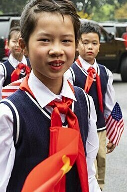 Donald Trump es recibido por una comitiva de niños en el Palacio Presidencial en Hanói, Vietnam, 2019