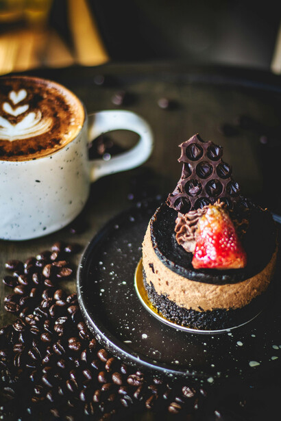 Hunde el tenedor en la mezcla de chocolates y mousse, revuelve todo hasta convertirlo en una pasta densa