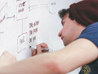 Durante milênios, o cérebro humano se desenvolveu com base no esforço. Pensar, refletir, conectar ideias, errar, ajustar, aprender, tudo isso exige energia. Pensar dói. Mas também é esse esforço que desenvolve nossas capacidades mais refinadas: criatividade, julgamento crítico, consciência



