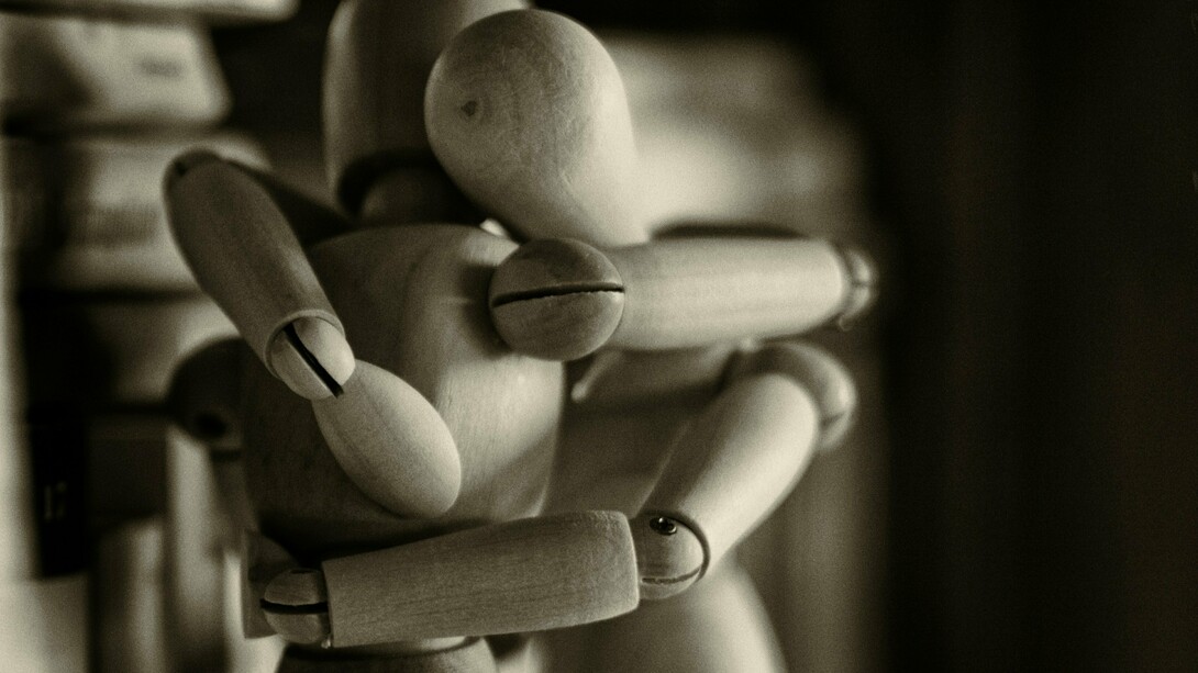 A silent embrace: proof that affection transcends language and politics