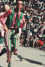 O artista Hélio Oiticica em desfile com a escola de Samba Estação Primeira de Mangueria em 1965 no Rio de Janeiro
