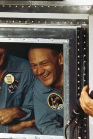 Il presidente Nixon dà il benvenuto agli astronauti dell'Apollo 11 a bordo della U.S.S. Hornet