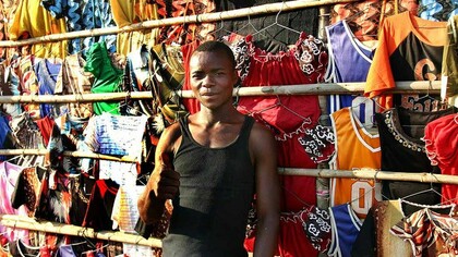 Jovem em tenda do Mercado Municipal de Moçambique