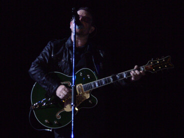 Une image de Bono jouant de la guitare lors d'une performance de "One" pendant la tournée U2 360°, prise au Rogers Centre à Toronto, Ontario, le 16 septembre 2009