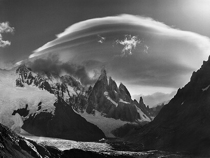 Sebastião Salgado, Un ghiacciaio ai piedi del Cerro Torre, della Torre Egger e della Punta Herron, cime situate in Patagonia al confine tra Cile e Argentina, 2007. Per gentile concessione del Mart