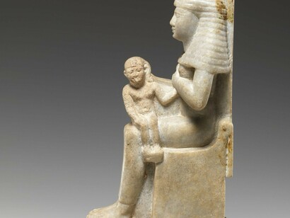 Cada pedaço recuperado é um ato de amor e ciência: Ísis domina a arte da cura, a magia das palavras e a sabedoria dos elementos. Quando o último fragmento — o falo — é dado como perdido, ela o recria em ouro e, através da união simbólica, concebe Hórus, o filho que vinga o pai e restaura a harmonia do mundo