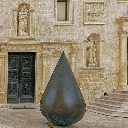 Kenjiro Azuma, “MU 765 G”, colpisce per la sua semplicità formale e la forza simbolica, invitando l’osservatore a soffermarsi sul valore del silenzio e della meditazione. Foto di Holger Uwe Schmitt