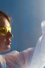 Vaccin antirabique. Il faut trouver un moyen de cultiver ce virus, qualifié de filtrant car il ne semble pas arrêté par les filtres les plus fins