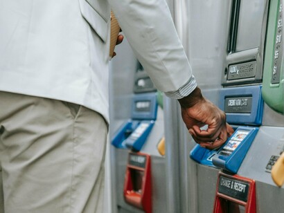 Caixa eletrônico. Segue encarando cada pessoa que entra na agência, como se fosse capaz de detectar o seu perseguidor secreto através das nuances do seu semblante