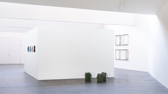 Florian Slotawa, Grammatik einfach erklärt, exhibition view. Courtesy of Von Bartha