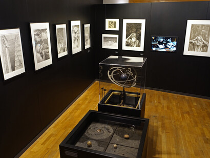 Claude Renard, Astre et fragments, vue de l’exposition. Avec l’aimable autorisation du Musée de l’Art du Comic