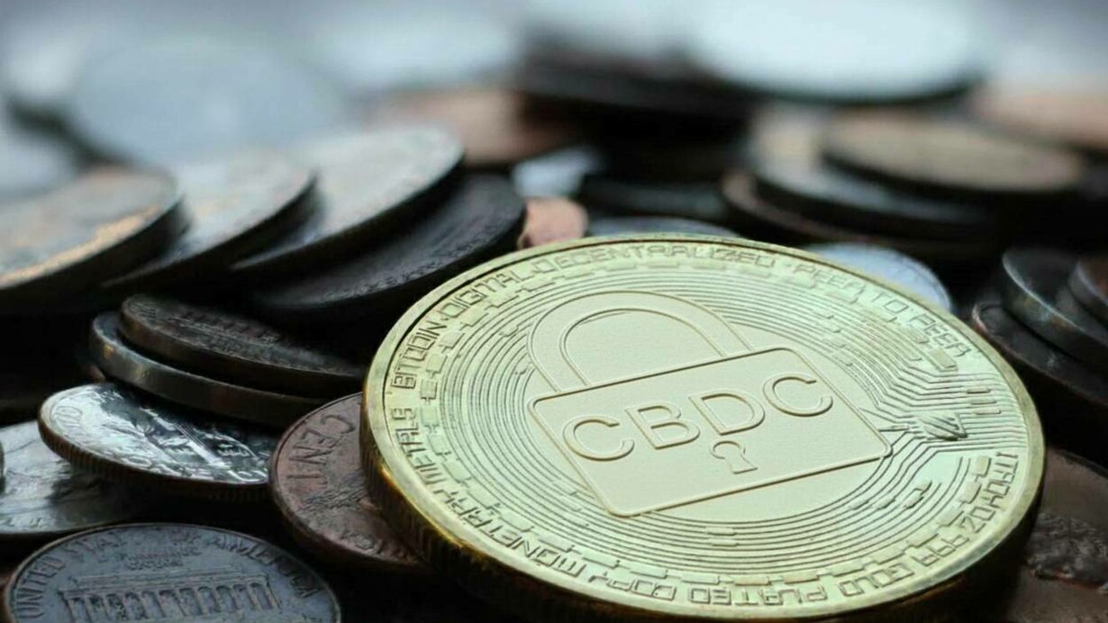 Il Bitcoin, progettato per operare al di fuori delle istituzioni finanziarie, e le valute tradizionali che il sistema CBDC mira a digitalizzare per un monitoraggio totale