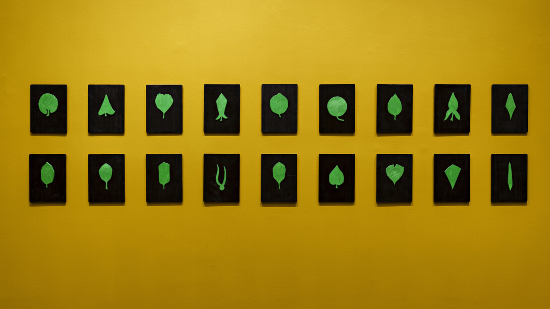 Yto Barrada, Leaf forms puzzle, vue d‘installation Kunsthalle Bielefeld, 2023. Avec l’aimable autorisation de l’artiste et de la galerie Sfeir-Semler, Beyrouth/Hambourg, © Yto Barrada