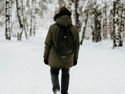 Seul face à l’immensité, le voyageur avance, porté par le souffle du monde