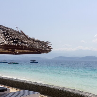 Questo arcipelago comprende più di 50 isole e isolotti circondati da acque cristalline e barriere coralline spettacolari. Tanjungkarang Beach, Central Sulawesi, Indonesia