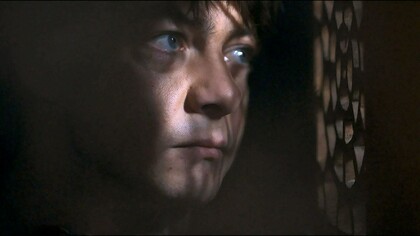 Cena do filme. A injeção de veneno em Misericórdia é construir, na figura de um padre, o contraponto libertário para tanta repressão naquela comunidade. Afinal, é o padre o único personagem que sustenta seu desejo em cena, mesmo que seu comportamento contrarie tudo o que se espera de alguém em sua posição dentro dessa engrenagem social. A inversão de papéis é explicitamente assumida na cena do confessionário, momento-chave do filme e uma das grandes cenas da filmografia de Guiraudie. A mando do próprio padre, é Jérémie quem ocupa a posição de ouvinte dentro do confessionário, enquanto, do lado de fora, o clérigo confessa o que sabe ou percebe sobre o crime e, de quebra, declara seu amor por Jérémie — que, com seu silêncio, pela primeira e única vez confessa o crime a alguém sem precisar dizer nenhuma palavra