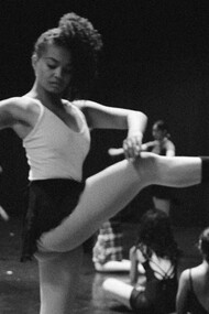 Sara, uma mulher negra de classe média alta, enfrenta preconceitos ao adotar penteado afro no ambiente corporativo. Em busca de aceitação e representatividade, ela desafia estereótipos e revela a importância da diversidade e inclusão