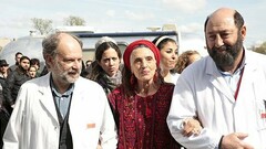 Eu tenho o hábito de ir ao cinema sozinha e às vezes, quase que uma vez a cada 15 dias, me levo ao cinema. Não escolho o filme, escolho o horário, ônus e bônus de quem tem a agenda flexível. Bônus de poder ir ao cinema e ônus de não ter a chance de escolher o filme pois eu vou em uma brecha da minha agenda. Devido a isso, eu só frequento um cinema que oferece filmes que são certeiros no gênero do meu gosto. E, tão certo como a luz do sol, sempre acerto. Comprei o ingresso e entrei na sala em que estava passando o último filme lançado pelo Costa-Gavras, Uma Bela Vida