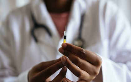 A pesar de haber sido ampliamente refutado, el mito que vincula vacunas con autismo sigue teniendo impacto en movimientos antivacunas