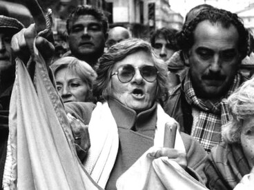 Norma Plá, vocera de los jubilados, en una manifestación que se dirige a la sede de la Organización de Estados Americanos en Buenos Aires, Argentina, 1991